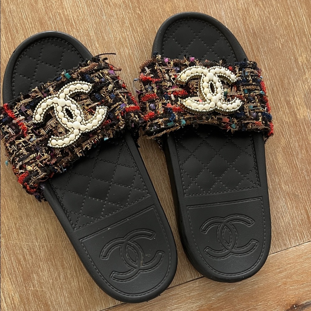 CHANEL Black and Multicolor Tweed Sandals